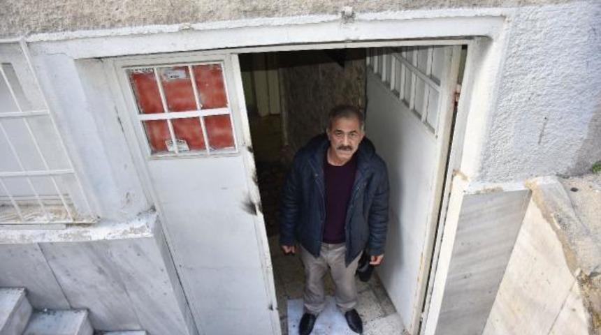 Fatih'teki garip olay...  Kaldırım taşları söküldü, evine kavuştu