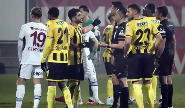 İstanbulspor'un Trabzonspor maçında sahadan çekilmesinin ardından çok sert yorum! "Bu oyunun katilisiniz... Bu lig nasıl bitecek?" G2