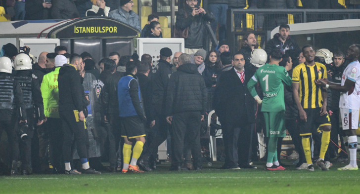İstanbulspor'un Trabzonspor maçında sahadan çekilmesinin ardından çok sert yorum! "Bu oyunun katilisiniz... Bu lig nasıl bitecek?" G4