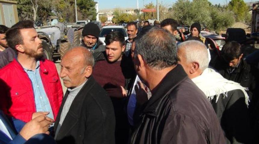 Kazalara tepki için traktörlerle yol kapattılar
