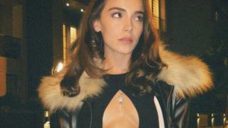 Smokin giyen Hafsanur Sancaktutan ceketinin önünü açıp poz verdi! İddialı tarzına beğeni yağdı