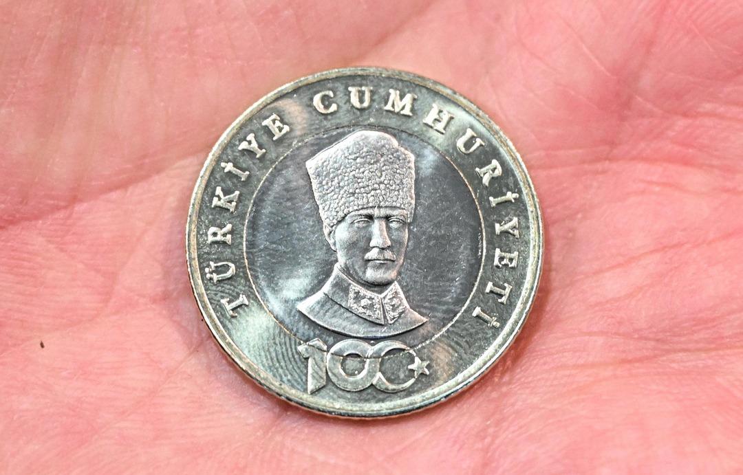 Cumhuriyet'in 100. yılına özel basıldı, Atatürk kabartması tartışma yarattı! Darphane'den 5 liralık madeni para açıklaması: "Kasıtlı olarak oynandı"