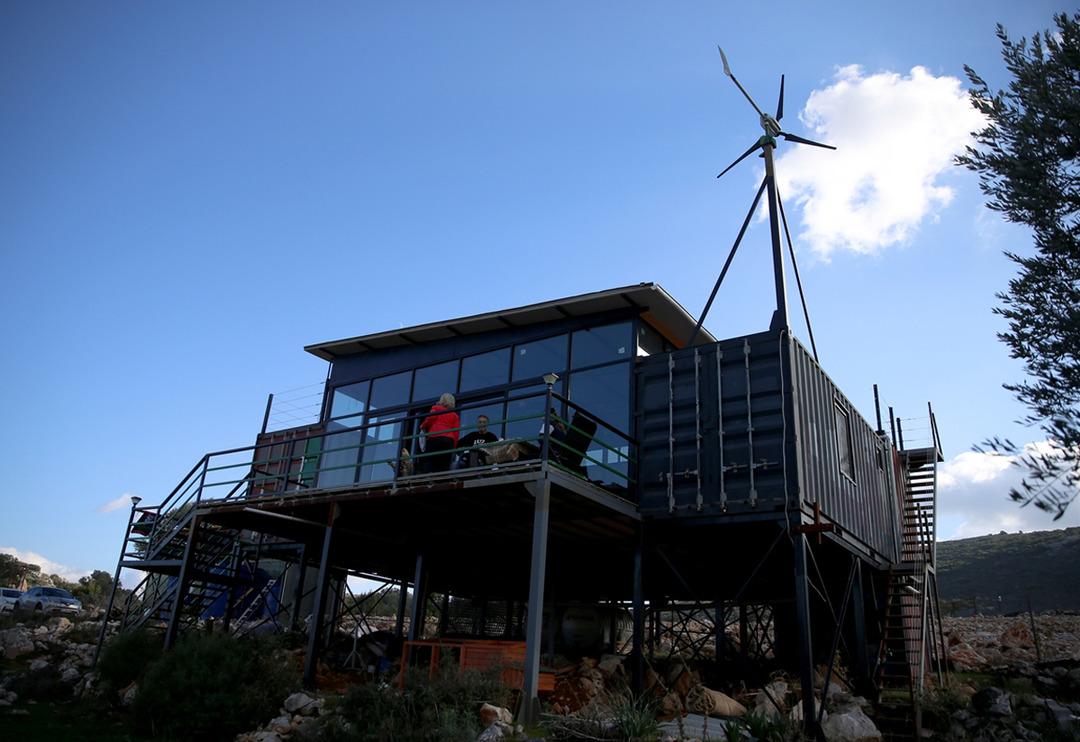 B&uuml;y&uuml;k şehir stresinden ka&ccedil;ıp İstanbul'dan oraya taşındılar! Arazi alıp konteyner ev koydular... Kendi elektriklerini &uuml;retiyorlar, su da yağmurdan