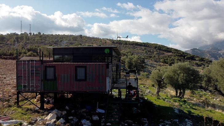 Büyük şehir stresinden kaçıp İstanbul'dan oraya taşındılar! Arazi alıp konteyner ev koydular... Kendi elektriklerini üretiyorlar, su da yağmurdan G1