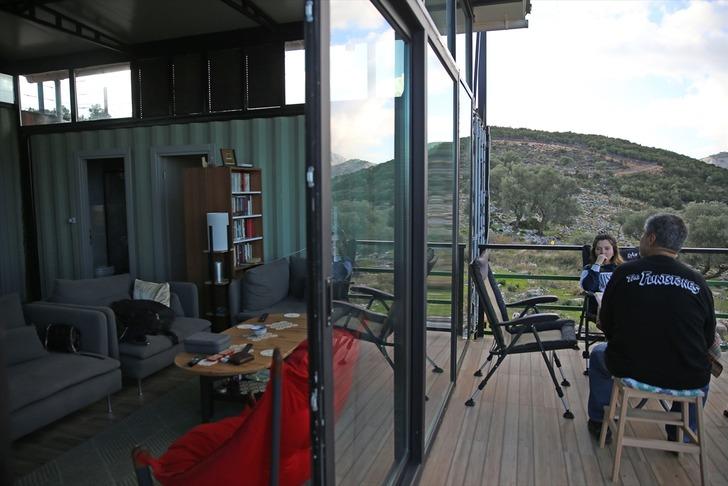 Büyük şehir stresinden kaçıp İstanbul'dan oraya taşındılar! Arazi alıp konteyner ev koydular... Kendi elektriklerini üretiyorlar, su da yağmurdan G2