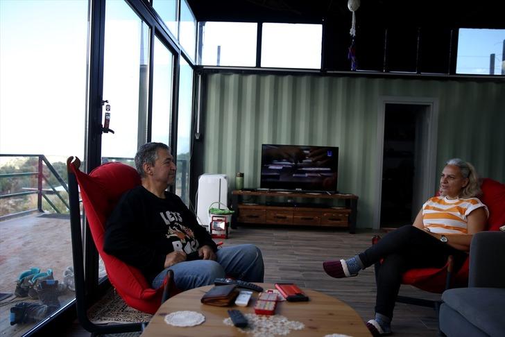 Büyük şehir stresinden kaçıp İstanbul'dan oraya taşındılar! Arazi alıp konteyner ev koydular... Kendi elektriklerini üretiyorlar, su da yağmurdan G3