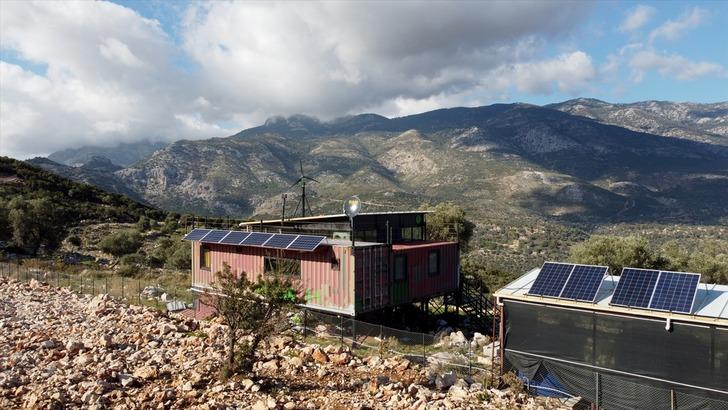 Büyük şehir stresinden kaçıp İstanbul'dan oraya taşındılar! Arazi alıp konteyner ev koydular... Kendi elektriklerini üretiyorlar, su da yağmurdan G4