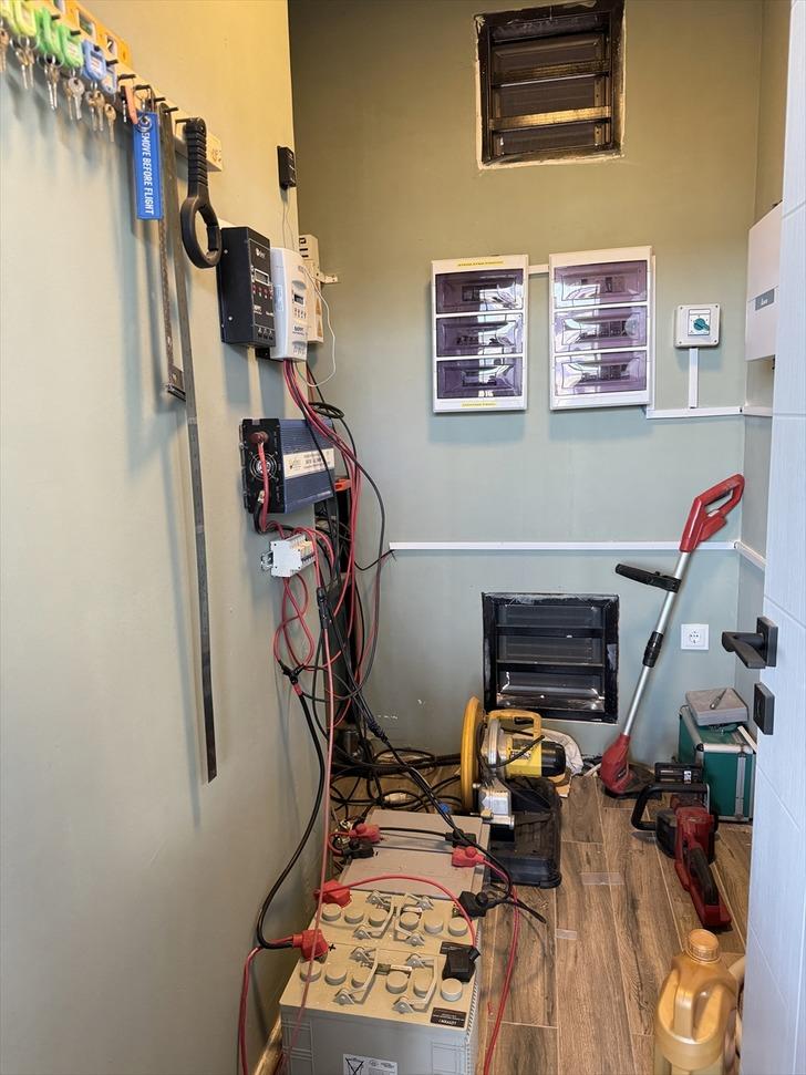 Büyük şehir stresinden kaçıp İstanbul'dan oraya taşındılar! Arazi alıp konteyner ev koydular... Kendi elektriklerini üretiyorlar, su da yağmurdan G5