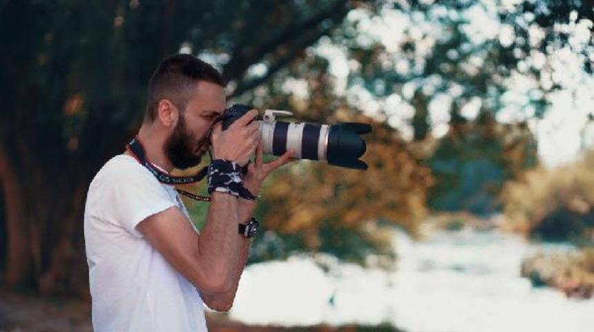Sokak hayvanlarına mama karşılığında fotoğraf çekiyor