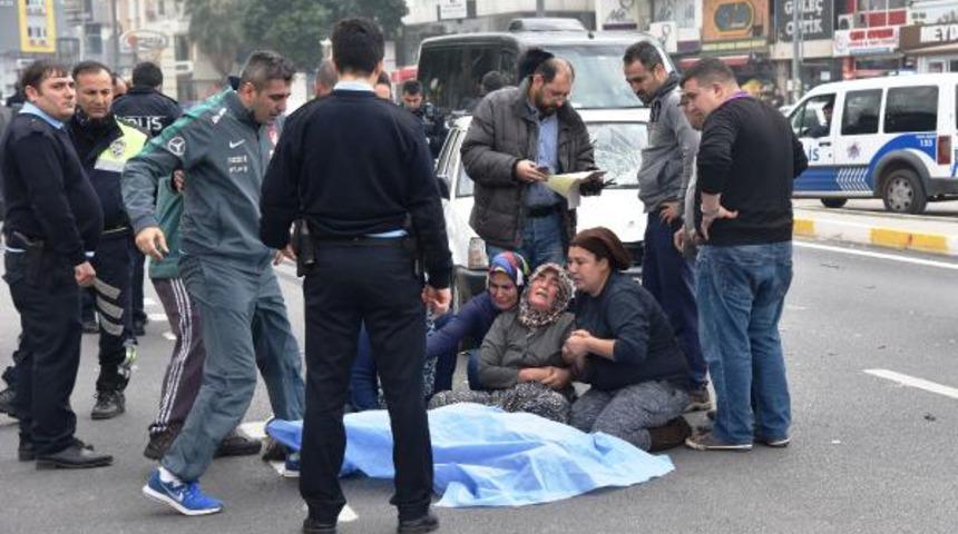 Caddede otomobilin çarpması sonucu öldü
