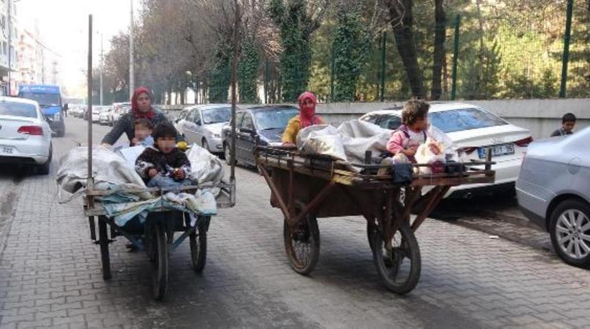 El arabasına koydukları çocuklarıyla plastik ve karton topluyorlar