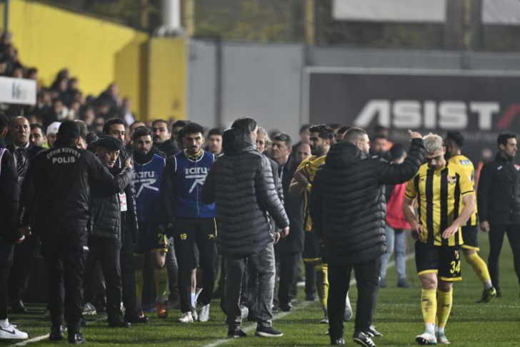 İstanbulspor Başkanı Ecmel Faik Sarıalioğlu'ndan açıklama! ''Benim inip birini tokatlayacak durumum yok, isterlerse küme düşürsünler!'' G3