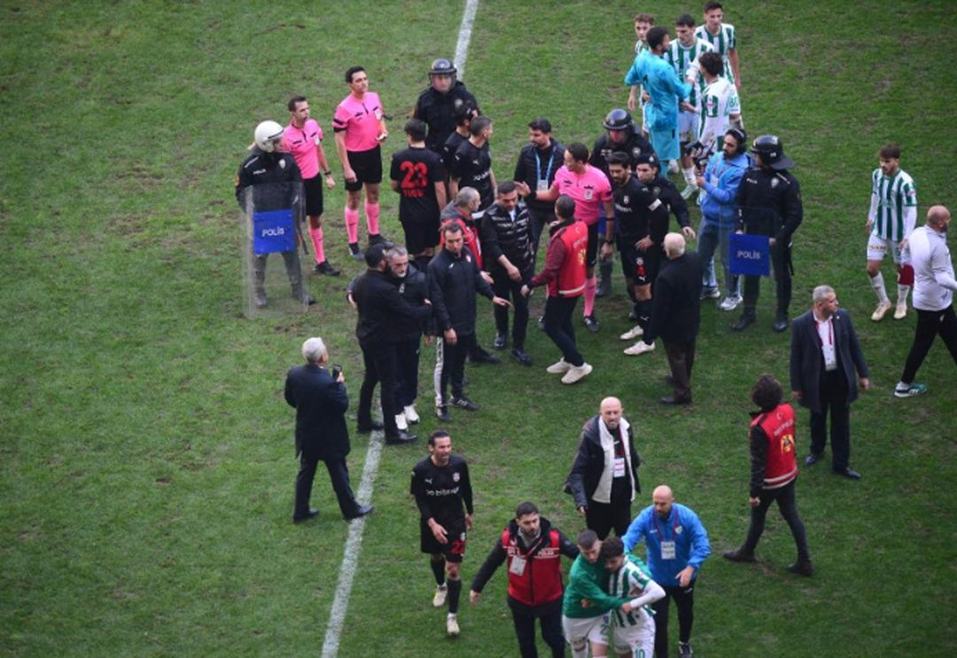 Bursaspor - Diyarbekirspor ma&ccedil;ında olay &ccedil;ıktı! U&ccedil;ak tekmelerin bile olduğu m&uuml;cadelede 5 kırmızı kart aynı anda &ccedil;ıktı