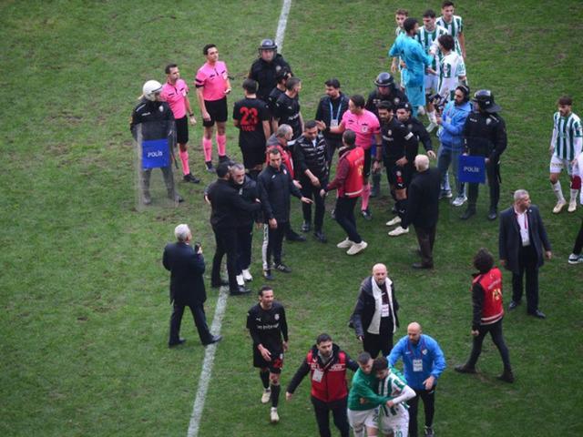 Bursaspor - Diyarbekirspor maçında olay çıktı! Uçak tekmelerin bile olduğu mücadelede 5 kırmızı kart aynı anda çıktı