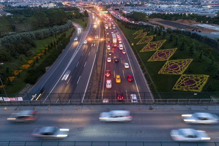 1 günlük mesaiye denk geliyor! İstanbullular yaşamlarının 3,5 yılını trafikte tüketiyor... 36 dakikalık mesafe 80 dakikada kat edilebildi! G1