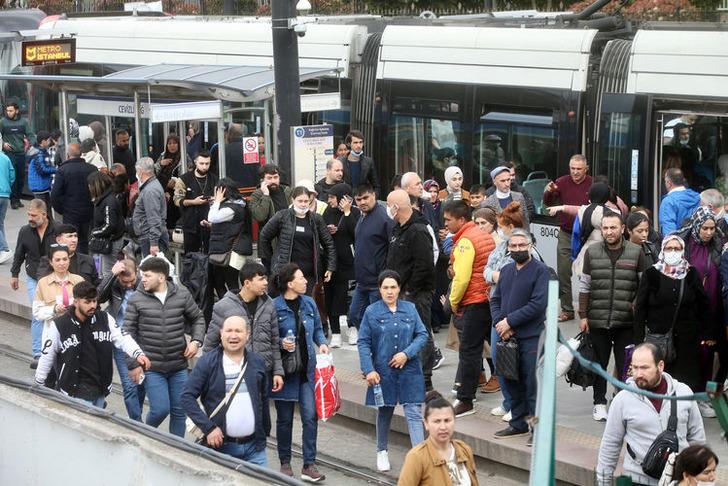 1 günlük mesaiye denk geliyor! İstanbullular yaşamlarının 3,5 yılını trafikte tüketiyor... 36 dakikalık mesafe 80 dakikada kat edilebildi! G5