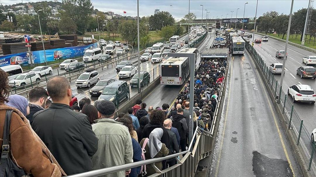 İstanbul da trafik kilitlendi: Yoğunluk yüzde 90! 1