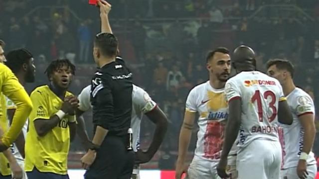 Uğur Dündar'dan Fenerbahçe'de Fred ve Mert Hakan'ı kırmızı kartla oyundan atan Zorbay Küçük'e tepki: Bu da hakemse ben Collina'yım