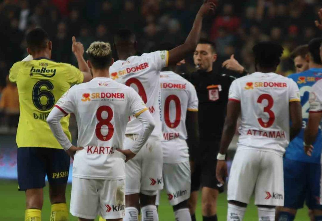 Mert Hakan Yandaş'ın kırmızı kartı sonrası İsmail Kartal &ccedil;ılgına d&ouml;nd&uuml;! Fenerbah&ccedil;eli taraftarlar tecr&uuml;beli oyuncuya &ouml;fke kusuyor