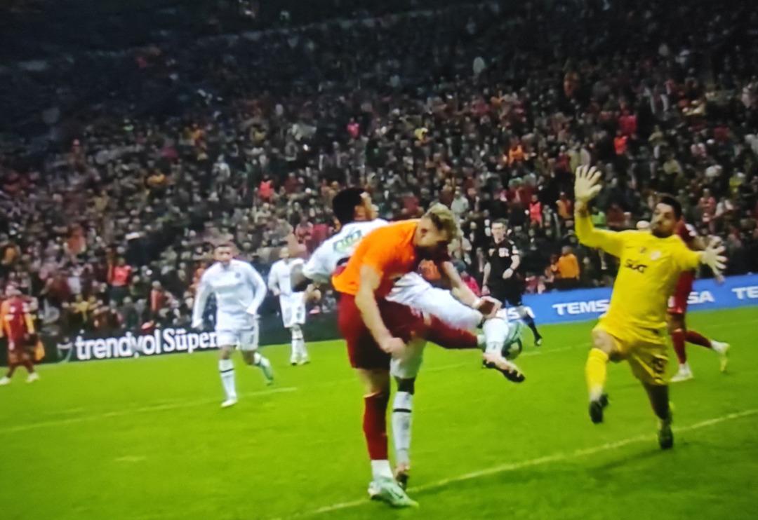 Galatasaray ma&ccedil;ında ilgin&ccedil; pozisyon! Fatih Karag&uuml;mr&uuml;k penaltı bekledi, ma&ccedil;ın hakemi ta&ccedil; verdi