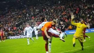 Galatasaray maçında ilginç pozisyon! Fatih Karagümrük penaltı bekledi, maçın hakemi taç verdi