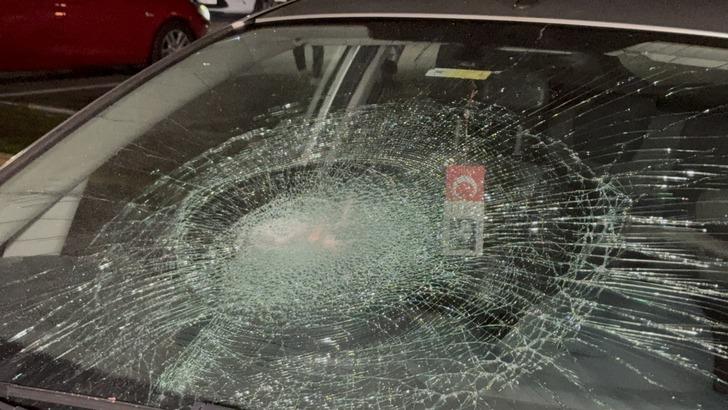 Sahipleri büyük şok yaşadı! Otoparktaki 35 aracın camlarını kırdılar G2