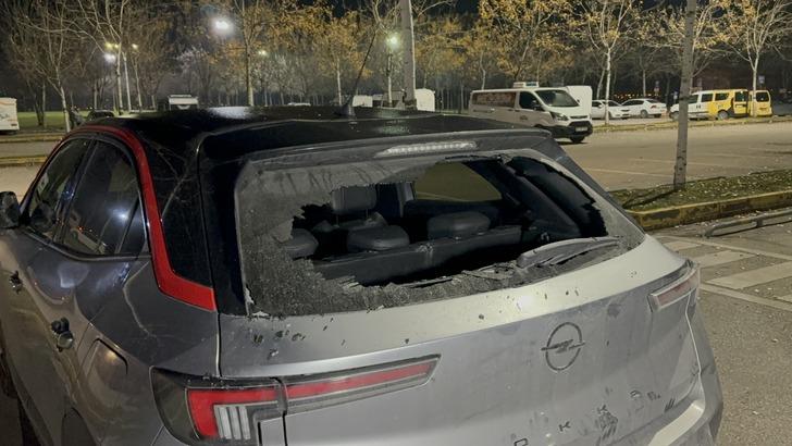 Sahipleri büyük şok yaşadı! Otoparktaki 35 aracın camlarını kırdılar G3