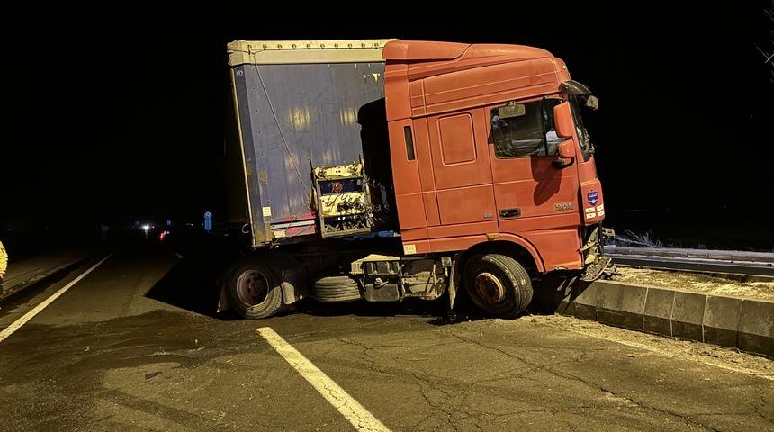 Erzurum'da aydınlatma direğine çarpan tırın sürücüsü yaralandı
