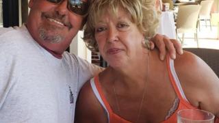 Ölen karısının cansız bedeniyle günlerce yaşadı! Cesedi yerden bile kaldırmadı... Köpeklerin ayaklarını kemirmesine izin verdi