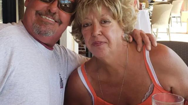 Ölen karısının cansız bedeniyle günlerce yaşadı! Cesedi yerden bile kaldırmadı... Köpeklerin ayaklarını kemirmesine izin verdi