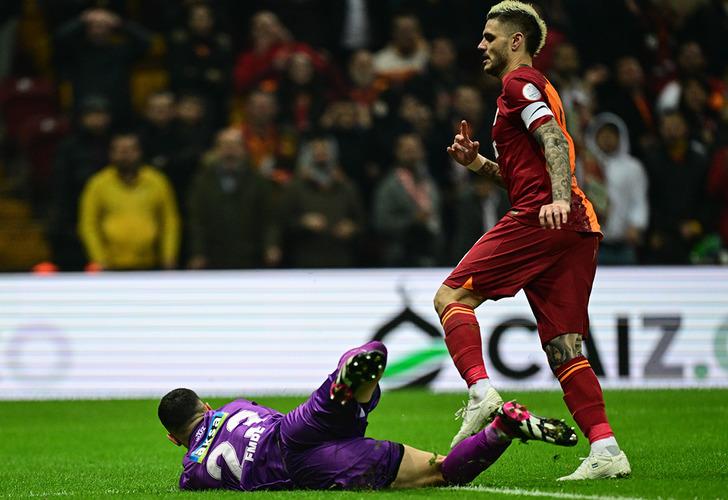 Fenerbahçe taraftarı Fred için Zorbay Küçük'e tepki gösterirken Galatasaray maçındaki o pozisyon sonrası ortalık karıştı! 'Hakem kurtarmış...' G4