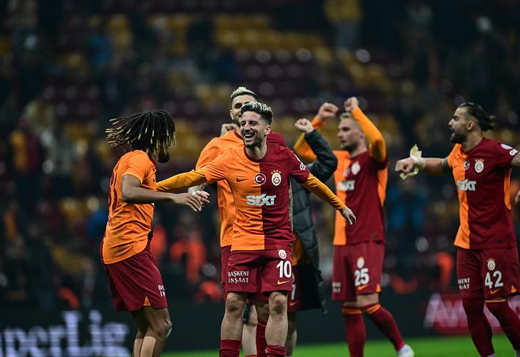 Fenerbahçe taraftarı Fred için Zorbay Küçük'e tepki gösterirken Galatasaray maçındaki o pozisyon sonrası ortalık karıştı! 'Hakem kurtarmış...' G5