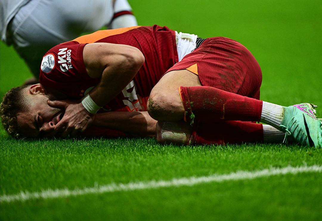 Fenerbah&ccedil;e taraftarı Fred i&ccedil;in Zorbay K&uuml;&ccedil;&uuml;k'e tepki g&ouml;sterirken Galatasaray ma&ccedil;ındaki o pozisyon sonrası ortalık karıştı! 'Hakem kurtarmış...'