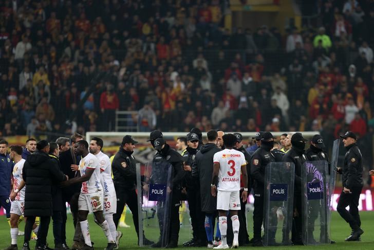 Erman Toroğlu açtı ağzını yumdu gözünü! 'Hakeme suç bulmuyorum' diyerek o ismi sert eleştirdi! 'Sen Galatasaray'a mı çalışıyorsun?' G4