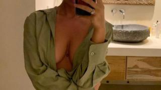 Sosyal medya fenomeni Mathilde Tantot'un 'Noel Anne' tarzı olay oldu! İç çamaşırıyla lavaboya yaslanıp poz verdi