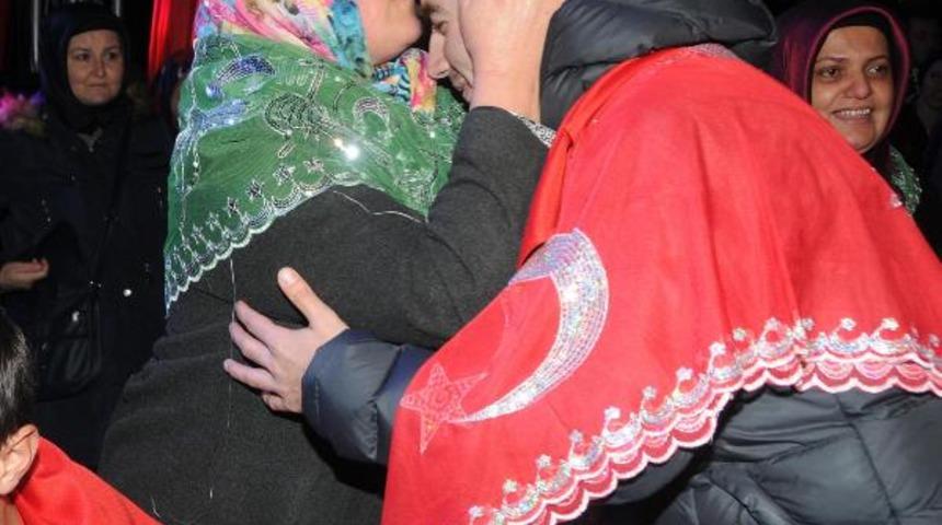 Kınalı kuzuların ellerine anneleri kına yaktı