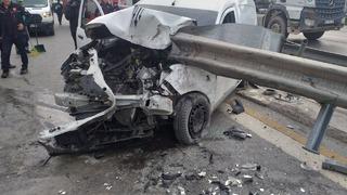 Maltepe'de bariyerlere çarpan hafif ticari araçtaki 2 kişi yaralandı