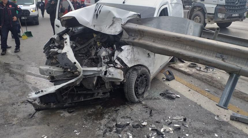 Maltepe'de bariyerlere çarpan hafif ticari araçtaki 2 kişi yaralandı