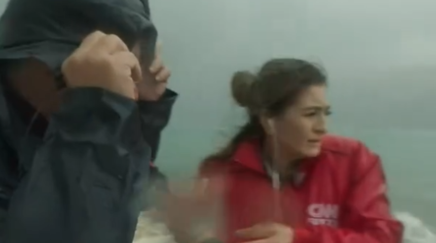 Meteoroloji'nin uyarısının ardından Antalya'yı fırtına ve yağmur vurdu! Canlı yayında muhabirin zor anları