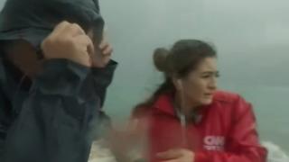 Meteoroloji'nin uyarısının ardından Antalya'yı fırtına ve yağmur vurdu! Canlı yayında muhabirin zor anları