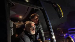 Hatayspor maçı öncesi taraftar Ankaragücü takım otobüsünün önünü keserek teknik direktör Emre Belözoğlu ile konuştu!