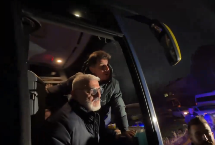 Hatayspor maçı öncesi taraftar Ankaragücü takım otobüsünün önünü keserek teknik direktör Emre Belözoğlu ile konuştu! G1