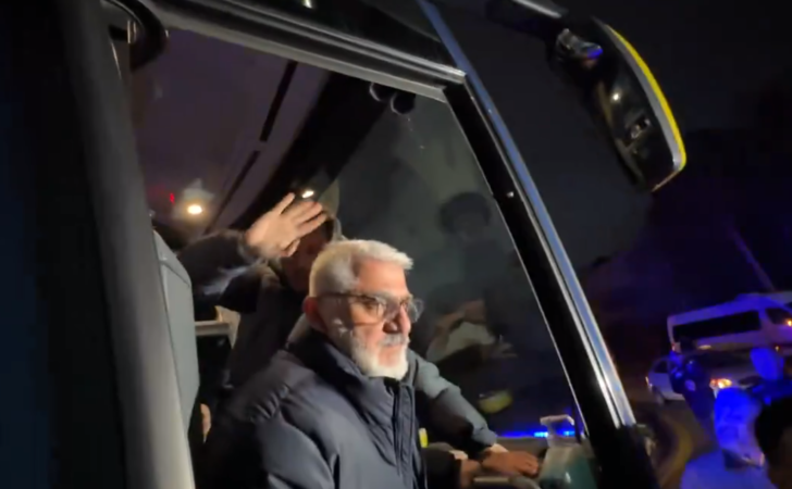 Hatayspor maçı öncesi taraftar Ankaragücü takım otobüsünün önünü keserek teknik direktör Emre Belözoğlu ile konuştu! G4