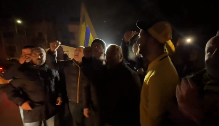 Hatayspor maçı öncesi taraftar Ankaragücü takım otobüsünün önünü keserek teknik direktör Emre Belözoğlu ile konuştu! G2