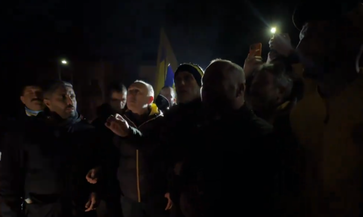 Hatayspor maçı öncesi taraftar Ankaragücü takım otobüsünün önünü keserek teknik direktör Emre Belözoğlu ile konuştu! G3