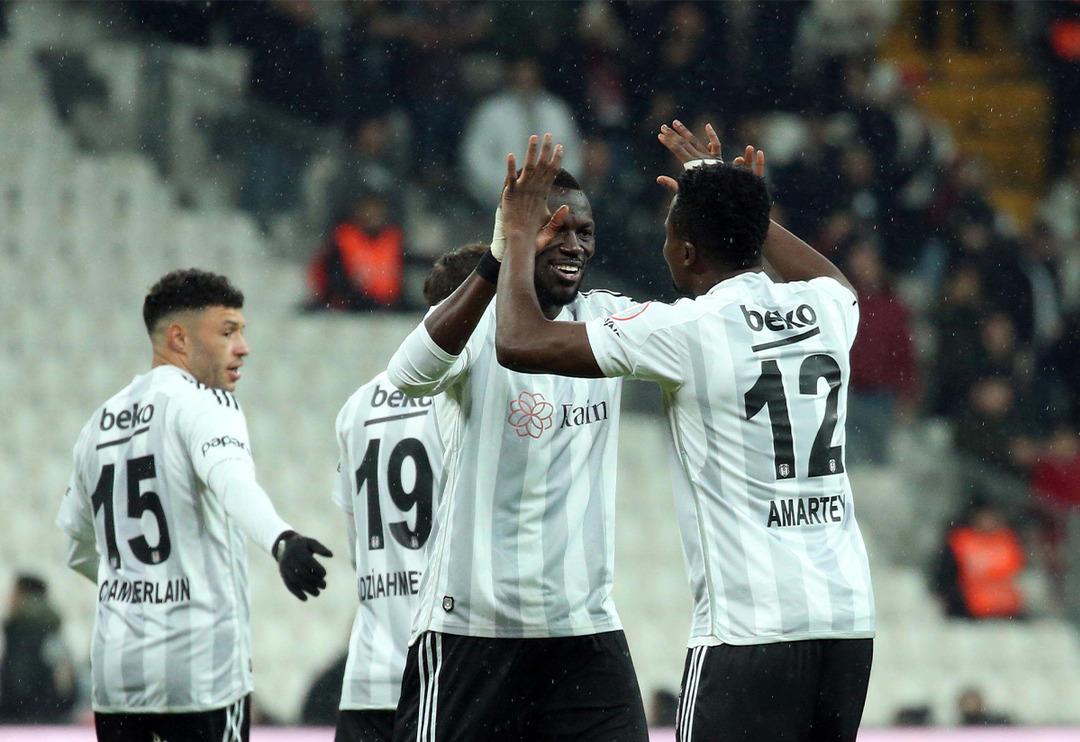 Taraftar Daniel Amartey'in o hatası sonrası fişini &ccedil;ekti! Trib&uuml;nler ıslıkladı, sosyal medya lin&ccedil;ledi "Takımdan kovun!"