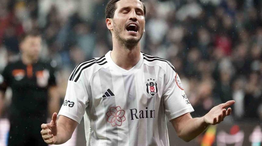 Beşiktaş 3 puana hasret! Siyah-Beyazlılar Alanyaspor karşısında üstünlüğünü koruyamadı, mücadeleden son dakikalarda kalesinde gördüğü gollerle mağlup ayrıldı