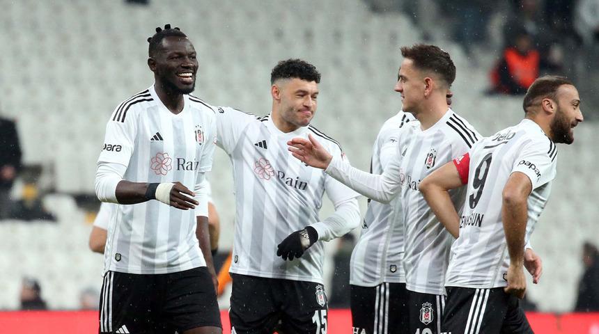 Beşiktaş'ta eksiklere bir yenisi daha eklendi! Alex Oxlade-Chamberlain kendini yere bıraktı, oyundan çıktı