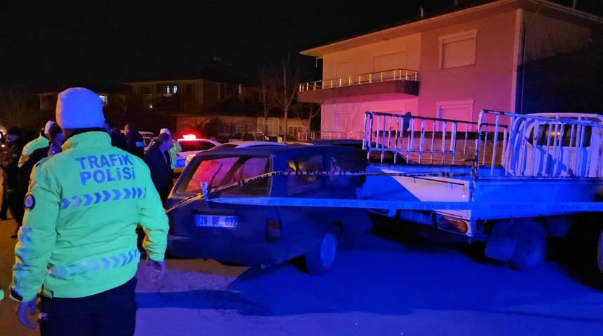 Erzincan'da kamyonete çarpan otomobildeki sürücü öldü