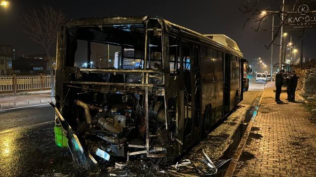 Kayseri'de özel halk otobüsü seyir halindeyken yandı